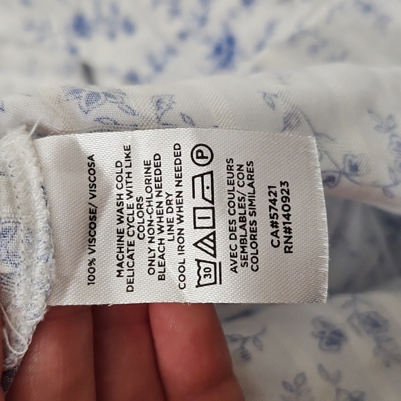 LOFT Floral White and Blue Women's Blouse - Picture 9 of 9